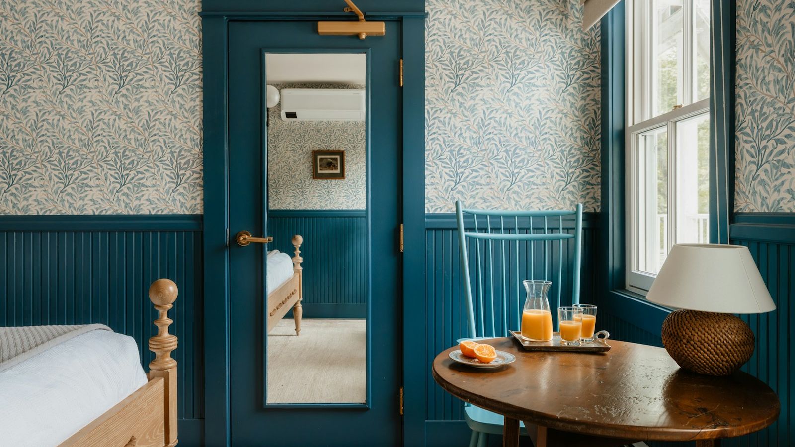 Habitación acogedora con bebidas sobre una mesita junto a la ventana